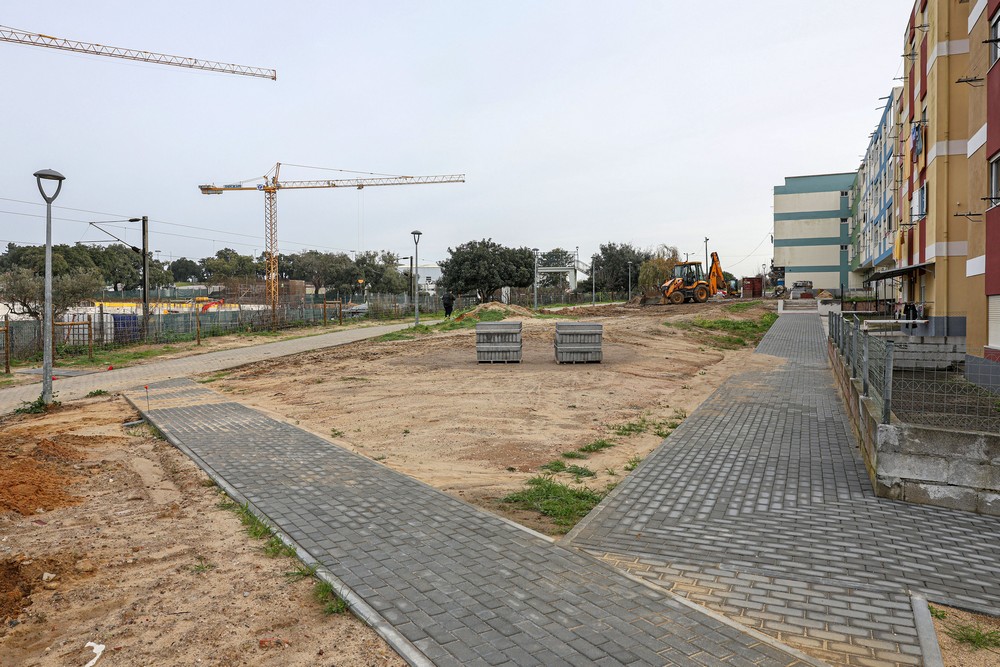 Construção do espaço entre a Rua Tomás Ribeiro e o caminho de ferro