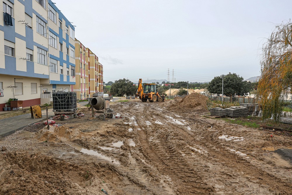 Construção do espaço entre a Rua Tomás Ribeiro e o caminho de ferro