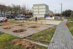 Construção do espaço entre a Rua Tomás Ribeiro e o caminho de ferro