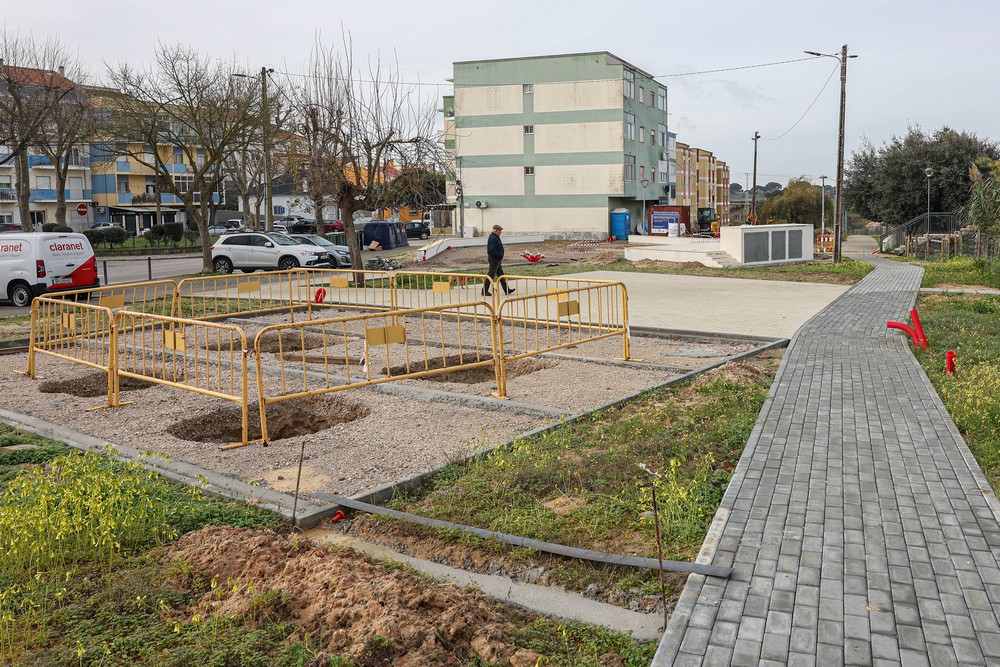 Construção do espaço entre a Rua Tomás Ribeiro e o caminho de ferro