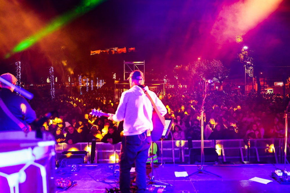 O Sado refletiu as cores do Ano Novo numa noite de festa, música e animação que juntou milhares na frente ribeirinha da cidade