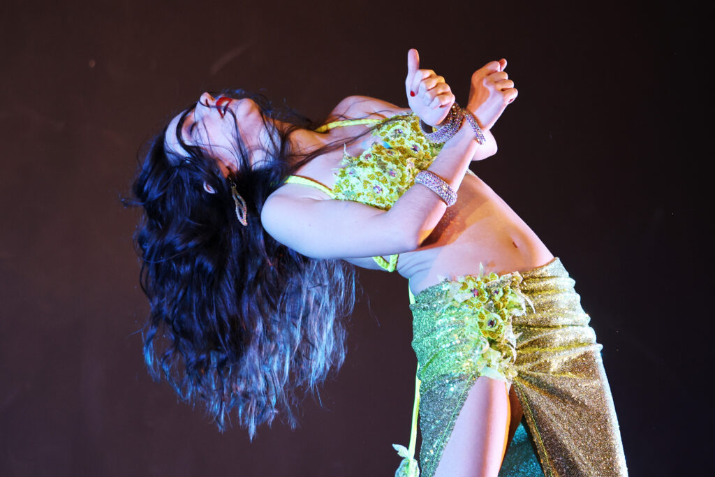 Trajes cintilantes, movimentos de braços, ondulações de tronco e jogos rítmicos de anca marcaram a terceira edição do “Palco Aberto”, que levou à Sociedade Musical e Recreativa União Setubalense toda a magia da dança oriental.