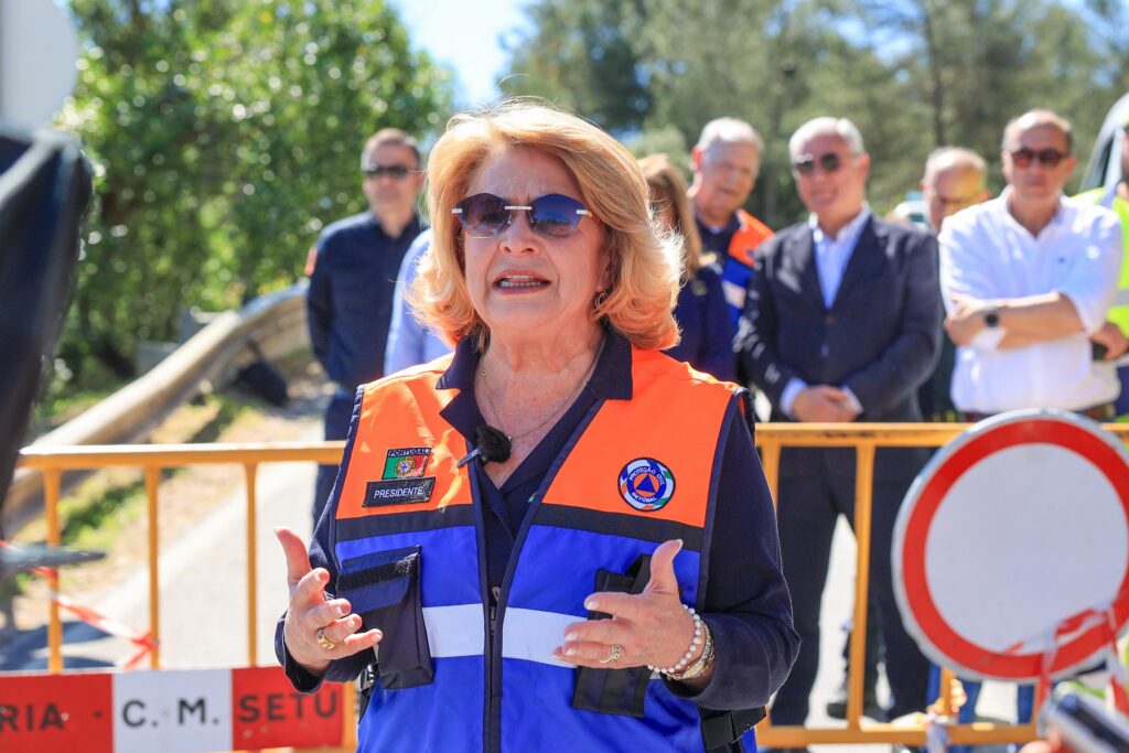 A presidente da Câmara Municipal, Maria das Dores Meira, assinalou a reabertura da N10-4 após os estragos das tempestades, destacando o esforço conjunto com a Infraestruturas de Portugal para repor a circulação rapidamente. Indicou ainda que decorrem intervenções noutras vias da Arrábida para garantir a segurança e normalidade dos acessos.