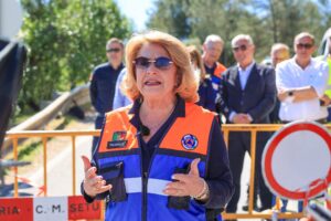 A presidente da Câmara Municipal, Maria das Dores Meira, assinalou a reabertura da N10-4 após os estragos das tempestades, destacando o esforço conjunto com a Infraestruturas de Portugal para repor a circulação rapidamente. Indicou ainda que decorrem intervenções noutras vias da Arrábida para garantir a segurança e normalidade dos acessos.