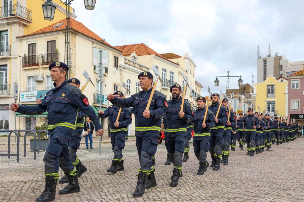 Catorze novos bombeiros assumem um compromisso de honra ao serviço da cidade e juntam-se à Companhia de Bombeiros Sapadores de Setúbal.