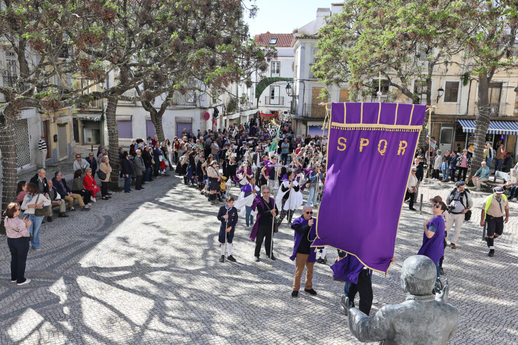 A Procissão do Senhor dos Passos ligou, no Domingo de Ramos, as igrejas da Anunciada e de São Sebastião num cortejo de fé pela malha urbana da cidade.
