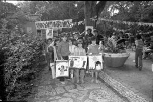 Arquivo Municipal | Documento do Mês | imagem das celebrações da época no Largo do Bocage e no Jardim do Bonfim, onde os sorrisos e os desenhos das crianças transmitem uma mensagem intemporal: "Vivam as Crianças!".
