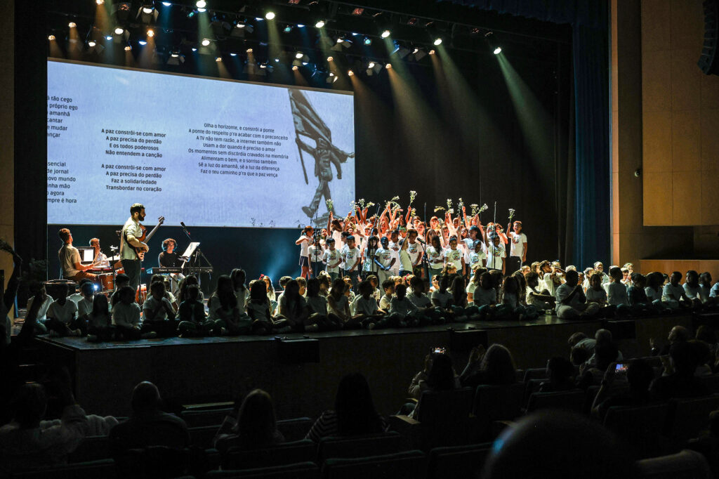 Na “Escrita de Canções” a música uniu gerações. Alunos do 1.º ciclo e o Coro Sénior do Centro Paroquial e Social de São Paulo partilharam o palco num momento especial no Luísa Todi.