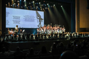 Na “Escrita de Canções” a música uniu gerações. Alunos do 1.º ciclo e o Coro Sénior do Centro Paroquial e Social de São Paulo partilharam o palco num momento especial no Luísa Todi.