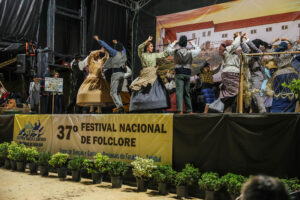 Tradições que dançam ao ritmo da memória. O 37.º Festival de Folclore celebrou as raízes e os costumes que mantêm viva a cultura da comunidade.