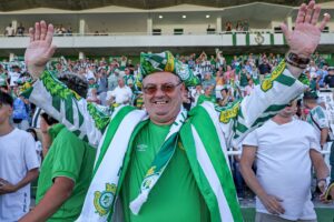 Um momento de alegria coletiva marca a conquista do título da I Divisão da Associação de Futebol de Setúbal e o regresso do Vitória aos campeonatos nacionais, numa celebração que ficará na memória do clube e da cidade.