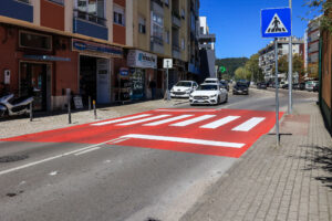 Marcação do pavimento em cor vermelha | Estrada de Palmela