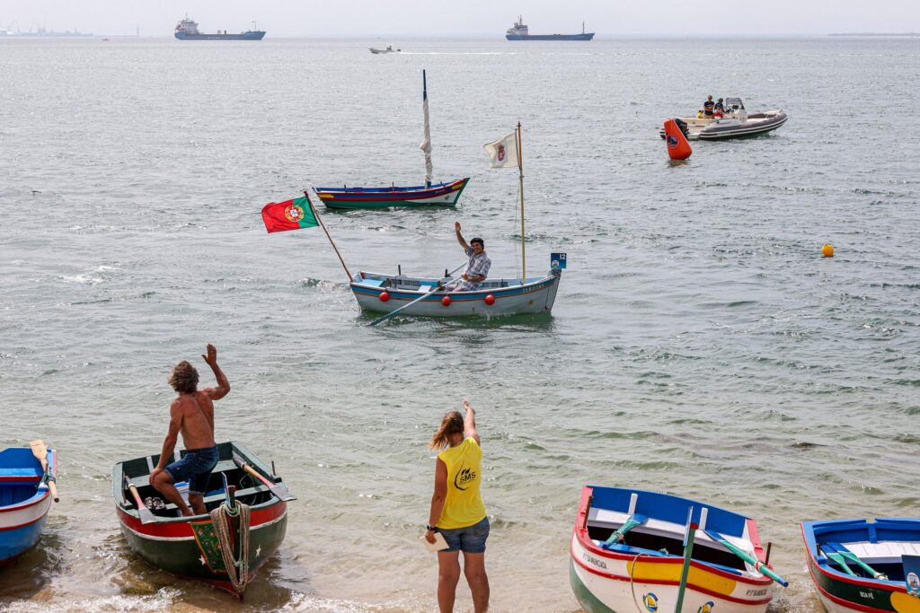 A tradicional regata de botes a remos voltou a agitar as águas do rio Sado no encerramento do Setúbal é Mar, evocando a herança marítima que faz parte da identidade setubalense.