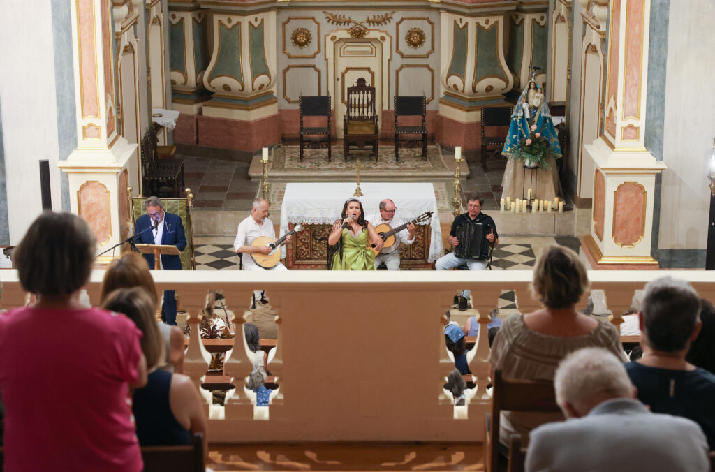 Num ambiente de fé e emoção, a Igreja da Anunciada acolheu o espetáculo "Fado em Oração", que assinalou o arranque do programa do Novo Círio de Nossa Senhora da Arrábida.