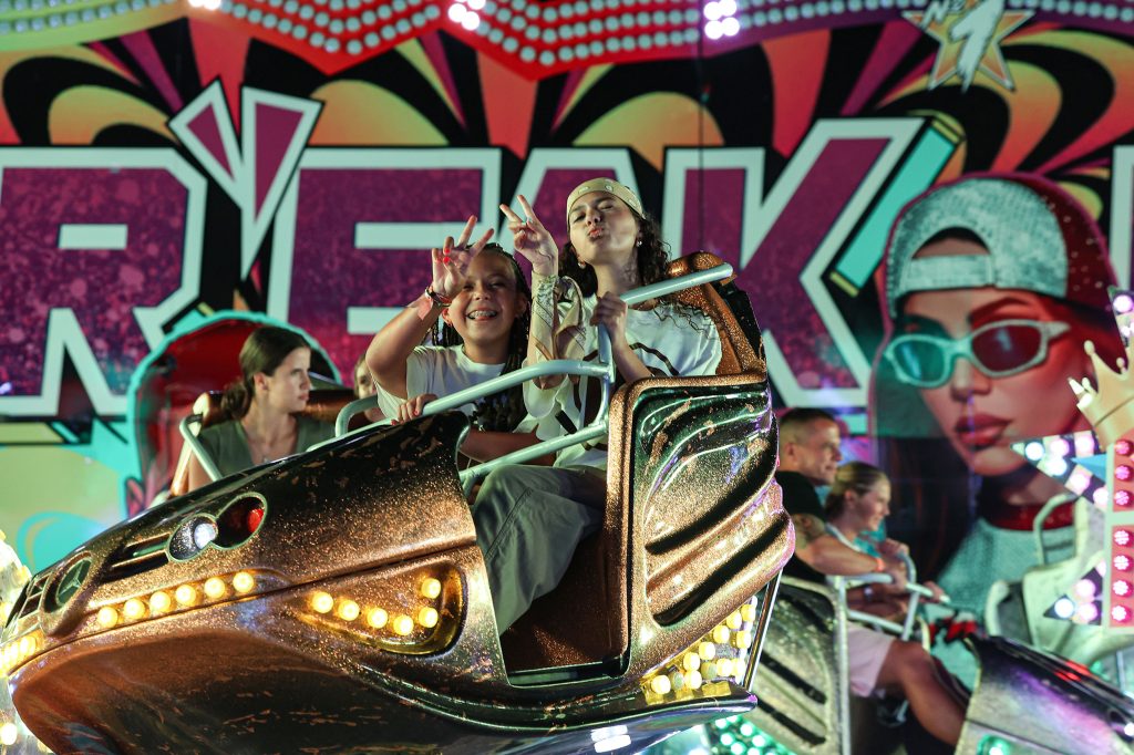 Entre gargalhadas, adrenalina e momentos partilhados, a Feira de Sant'Iago continua a proporcionar alegria e diversão para toda a família.
