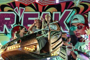 Entre gargalhadas, adrenalina e momentos partilhados, a Feira de Sant'Iago continua a proporcionar alegria e diversão para toda a família.