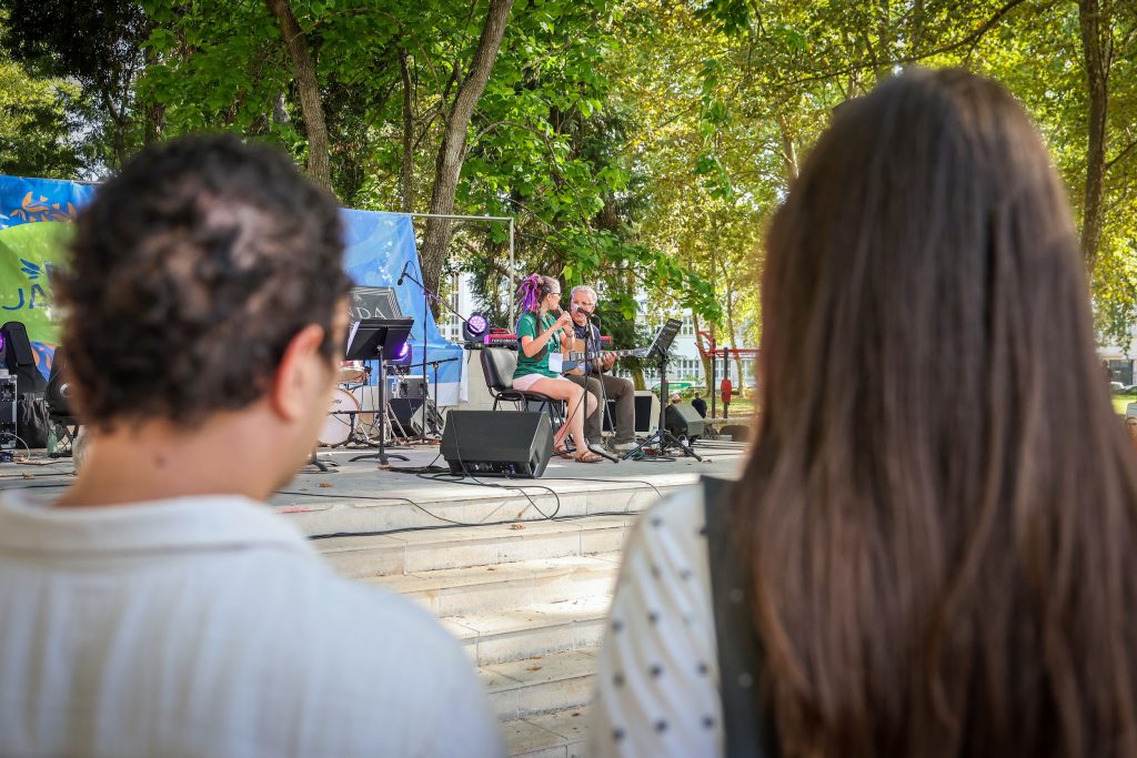 Há música nos jardins de Setúbal aos sábados de agosto, com concertos ao ar livre e o fim de tarde como pano de fundo.
