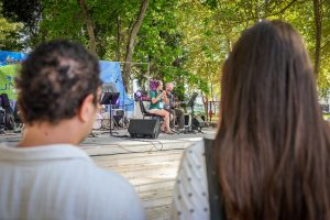 Há música nos jardins de Setúbal aos sábados de agosto, com concertos ao ar livre e o fim de tarde como pano de fundo.